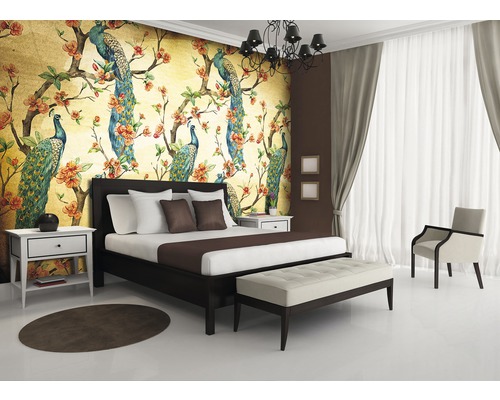 Schlafzimmer mit gemusterter Tapete mit Pfauen und Blumen