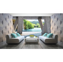 Helles Wohnzimmer mit Sofas, Tisch und Blick auf einen See mit Wasserfall