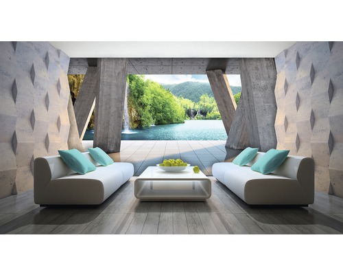 Helles Wohnzimmer mit Sofas, Tisch und Blick auf einen See mit Wasserfall