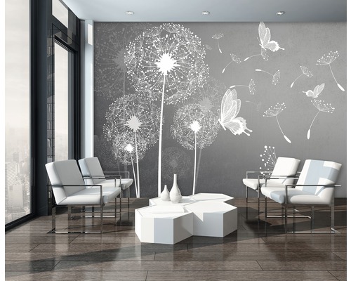 Wohnzimmer mit grauer Wandtapete mit Pusteblumen- und Schmetterlingsmotiven, weißen Sesseln und weißem Couchtisch.