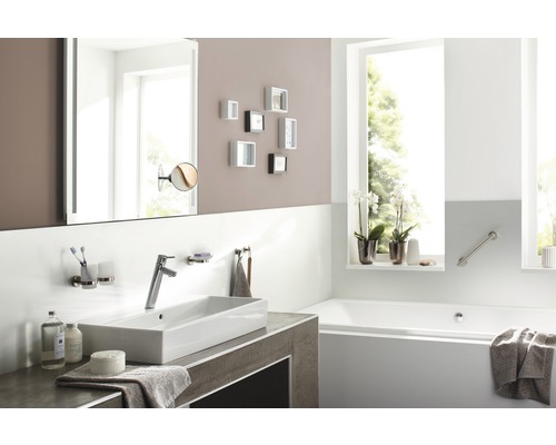 Helles Badezimmer mit Waschtisch, Spiegel und Badewanne