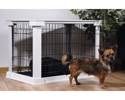 Hundekäfig mit Gitterstruktur und weißem Rahmen mit Hund