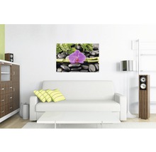 Wohnzimmer mit Sofa und Wandbild mit Steinmotiv, Bambus und Orchidee