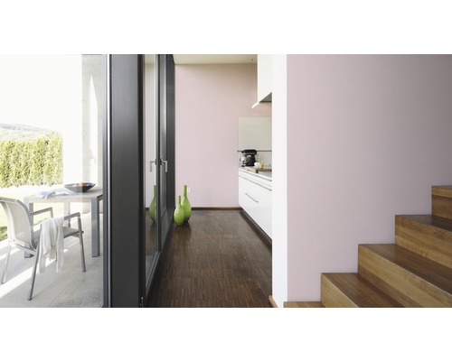 Heller, freundlicher Wohnraum mit Terrassentür, Holzboden, Treppe und Küchenzeile