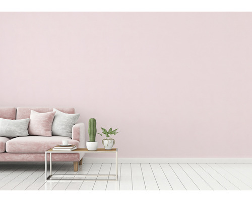 Rosa Wohnzimmer mit Sofa, Kissen, Tisch und Pflanzen