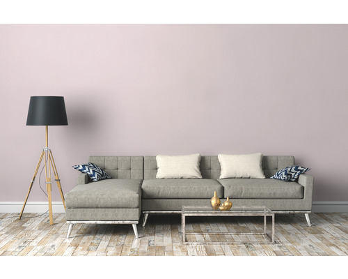 Wohnzimmer mit grauem Sofa, Stehlampe und Couchtisch