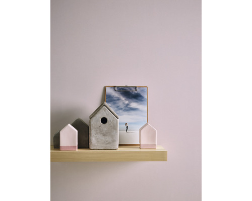 Dekoration mit Häusern und Bild auf einem Regal