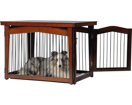 Hund liegt in einer braunen Hundehaus-Box mit Metallstangen und einer offenen Tür.