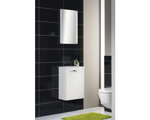 Modernes Badezimmer mit Waschtisch, Spiegelschrank und Toilette.