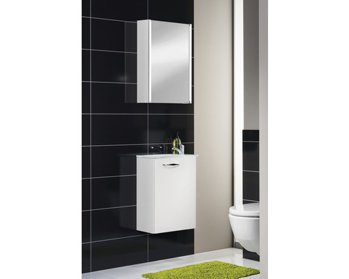 Modernes Badezimmer mit Spiegelschrank, Waschtischunterschrank und Toilette