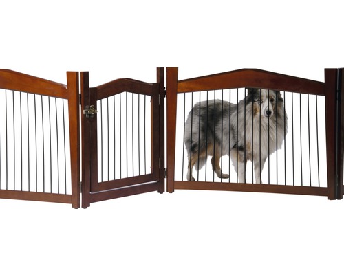 Holztor mit Hund zur Haustierhaltung