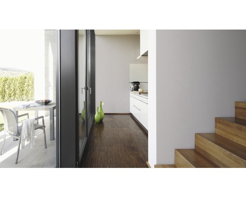 Helles Interieur mit Terrasse, Küche und Holztreppe