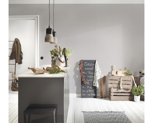 Helle Küche mit Kücheninsel, Kreidetafel und Holzkisten