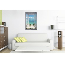Wohnzimmer mit Sofa, Tisch, Schrank und Wandbild mit Strandmotiv