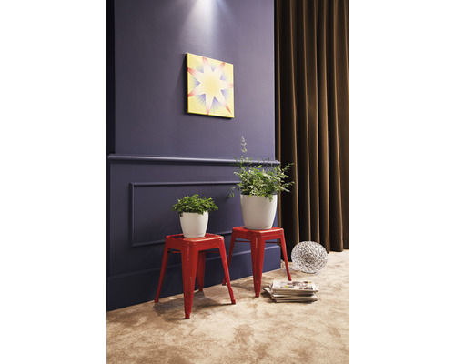 Dekoratives Wohnzimmer mit Pflanzen in Töpfen auf Hockern, Wandkunst und Vorhängen