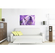 Wohnzimmer mit Sofa und einem Wandbild mit einer Frau und einem Wolf