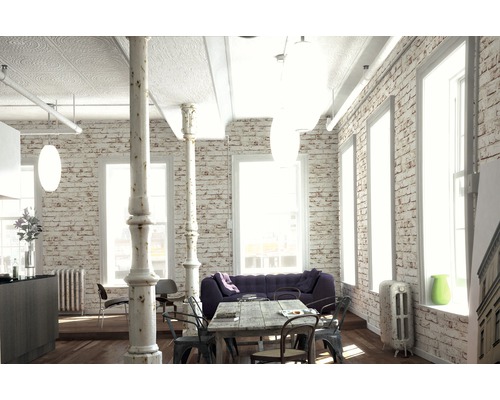 Heller Wohnraum mit Ziegelwänden, Holzboden und rustikalem Holztisch
