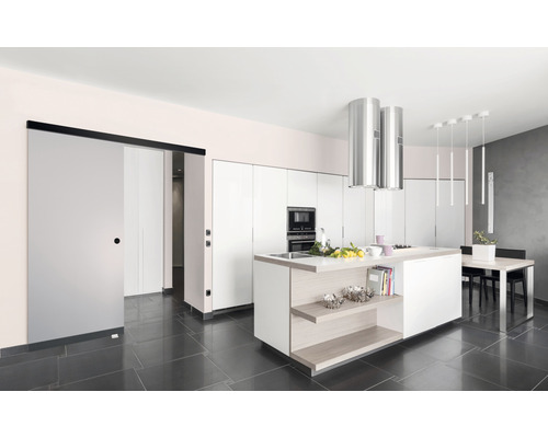 Moderne Küche mit Kücheninsel, Esstisch und Glasschiebetür