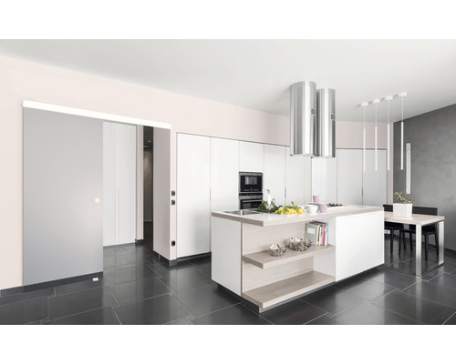 Helle Küche mit Kücheninsel, Esstisch und Schiebetür