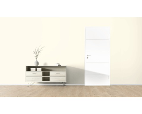 Einrichtungsbeispiel mit einer Innentür, einem Sideboard, einer Vase und Zweigen.
