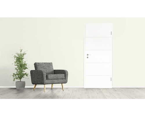 Helles Zimmer mit Tür, Sessel und Topfpflanze