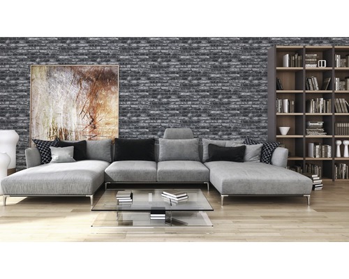 Wohnzimmer mit grauer Ziegel Tapete, Sofa und Bücherregal