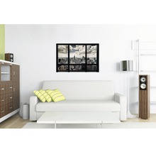 Wohnzimmer mit Sofa, Tisch und Wandbild mit Stadtansicht