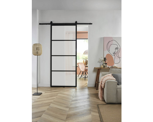 Wohnraum mit Schiebetür im Industriedesign, Stehlampe und Sofa