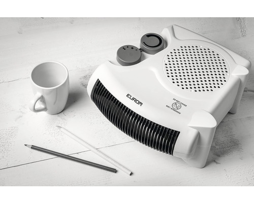 Eurom Heizlüfter mit Tasse und Stiften auf einem Tisch