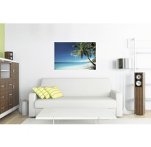 Wohnzimmer mit Sofa, Schrank, Stehlampe und Wandbild mit Strandmotiv