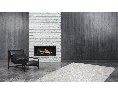 Wohnzimmer mit Sessel, Kamin und Teppich