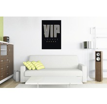 Dekoratives Wandbild mit der Aufschrift VIP Lounge in einem Wohnzimmer
