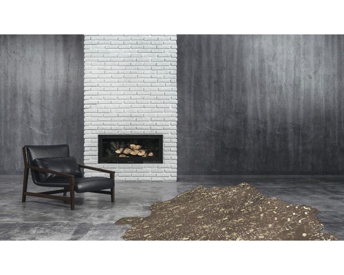 Wohnzimmer mit Sessel, Kamin und Teppich