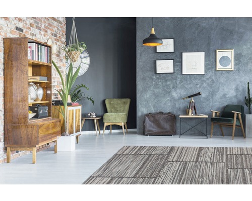 Wohnzimmer mit Möbeln und Teppichfliesen