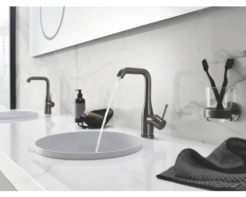 Modernes Badezimmer mit Aufsatzwaschbecken und Armatur