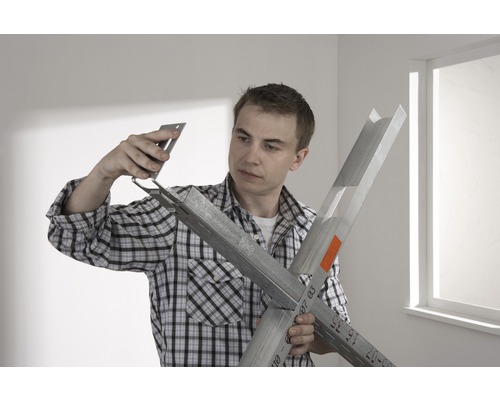 Mann montiert ein Metallprofil mit einem Winkelverbinder.