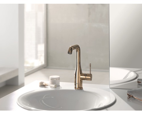 Waschtischarmatur aus Metall auf einem Waschtisch im Badezimmer