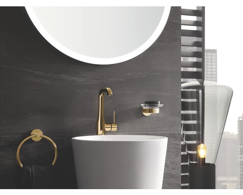 Badezimmer Waschbecken mit Armatur, Seifenschale, Handtuchring und Spiegel