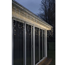 Eiszapfen Lichterkette am Dach eines Hauses