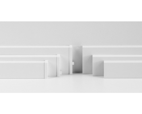 Mehrere weiße Sockelleisten und Zubehör für die Montage
