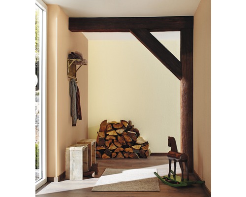 Flur mit Holzbalken, Garderobe, Holzscheitstapel und Holzpferden als Dekoration
