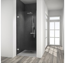 Walk-In Dusche mit teilweiser Sichtschutzscheibe in einem Badezimmer.