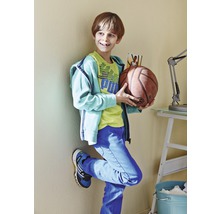 Junge mit Basketball im Kinderzimmer
