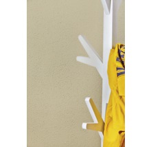 Weiße Garderobe mit gelber Jacke vor einer Wand