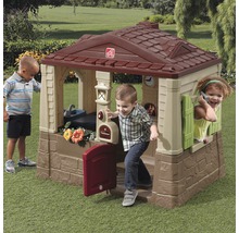 Spielhaus mit Tür, Fenster und Kindern im Garten