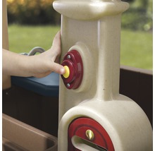Kind drückt Knopf an Spielhaus