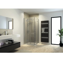 Helles Badezimmer mit Dusche, Waschbecken, Spiegel und Heizkörper