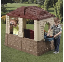 Spielhaus mit zwei Kindern im Garten