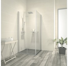Begehbare Dusche mit Glaswänden und Duschkopf in hellem Badezimmer