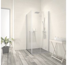 Eckdusche mit Duschkopf und Armatur in einem hellen Badezimmer